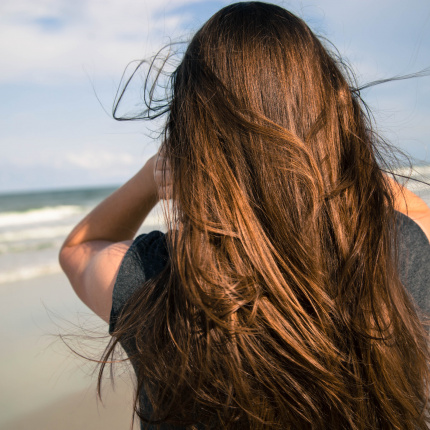 6 kosmetyków, które latem uratują twoje włosy przed przesuszeniem