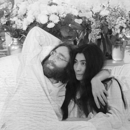 John Lennon i Yoko Ono byli u szczytu swojej kariery, gdy pod koniec lat 60. wybierali się na swój honeymoon. Nie planowali jednak spędzić go jak małżeństwo gwiazd, które może pozwolić sobie na luksusy. Zamiast tego para przeobraziła swoją podróż poślubną