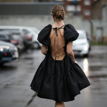 Czarna sukienka typu babydoll