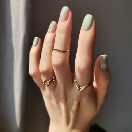 Seledynowe paznokcie - modne propozycje na manicure