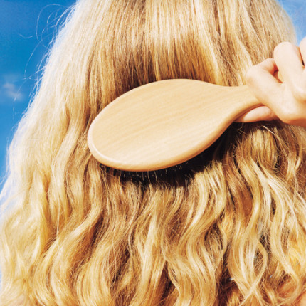 Jak obciąć kręcone włosy w domu? Instrukcja krok po kroku