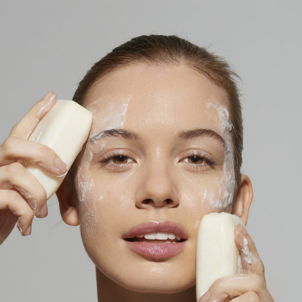 Oczyszczanie twarzy – jak to robić, aby mieć piękną skórę? Wyjaśniamy krok po kroku