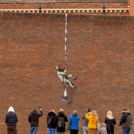 Mural autorstwa Banksy'ego na budynku byłego więzienia w Reading