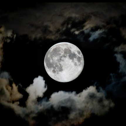 Ostatnia pełnia Księżyca 2021 w Bliźniętach. Co oznacza i jak z jej energią świadomie przygotować się na zakończenie roku?