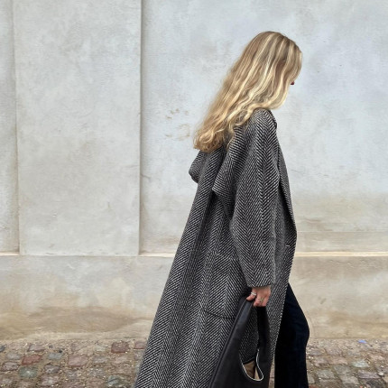 Szary płaszcz – stylizacje i dodatki. 5 modnych pomysłów