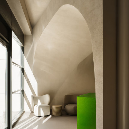 Wnętrze salonu fryzjerskiego inspirowane krajobrazem pustyni, projekt: NOKE Architects