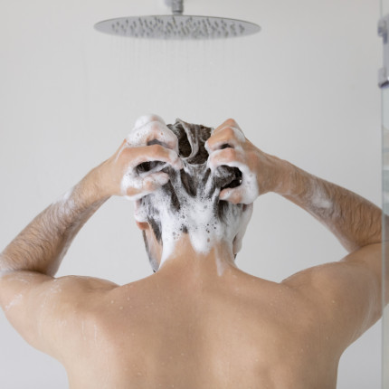 Odżywka do włosów dla mężczyzn: jakie produkty dobrać do suchych i tłustych włosów?