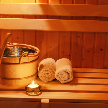 Sauna po treningu jest zdrowa? Zalety i wady korzystania z sauny po siłowni, treningu cardio i siłowym [OPINIE]