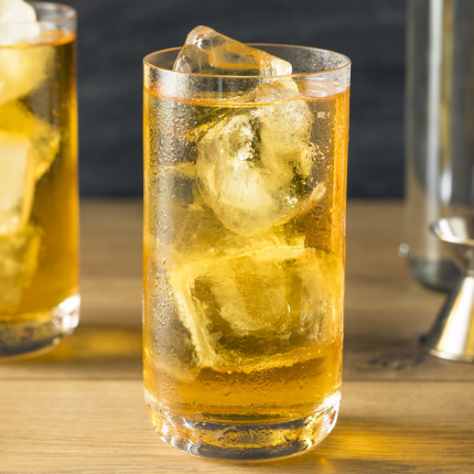 Drink z Red Bullem i wódką, whisky, a może z bacardi? Sprawdź nasze przepisy
