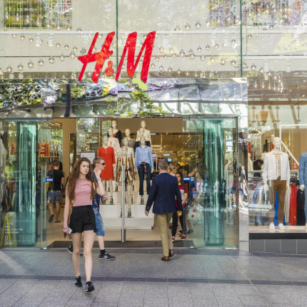 H&M wygrał 24-letni spór sądowy z Adidasem. Poszło o słynne 3 paski