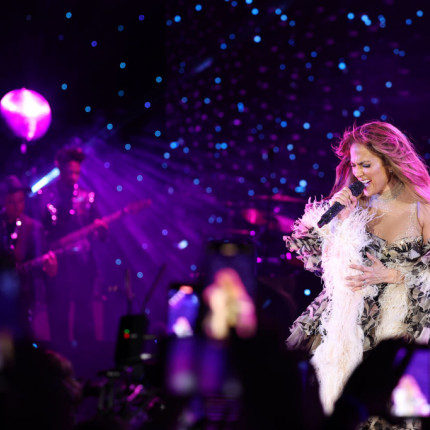 Stylizacje Jennifer Lopez z pierwszego koncertu po ślubie zachwycają. Looki 53-letniej gwiazdy robią furorę w sieci