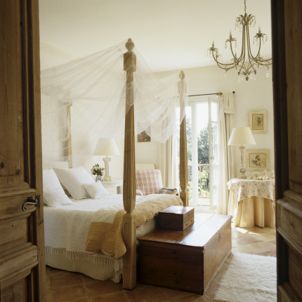 Sypialnia w stylu prowansalskim.