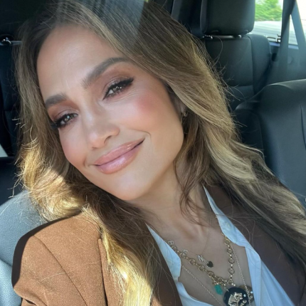 Jennifer Lopez lansuje włosy muśnięte słońcem