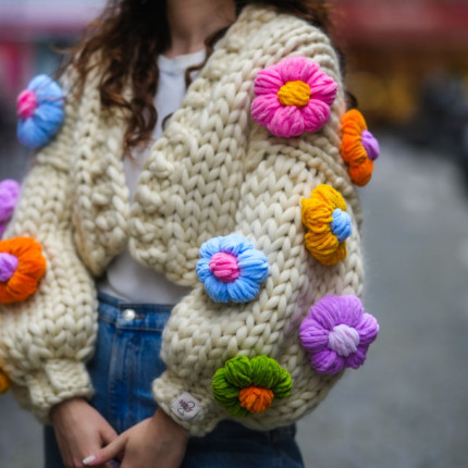 Swetry z kwiatami 3D