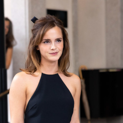 Emma Watson wzorem francuskich dziewczyn trencz łączy z najmodniejszymi butami sezonu. Aktorka zachwyciła na tygodniu mody w Mediolanie