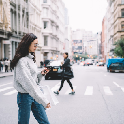 kobieta idąca po ulicy