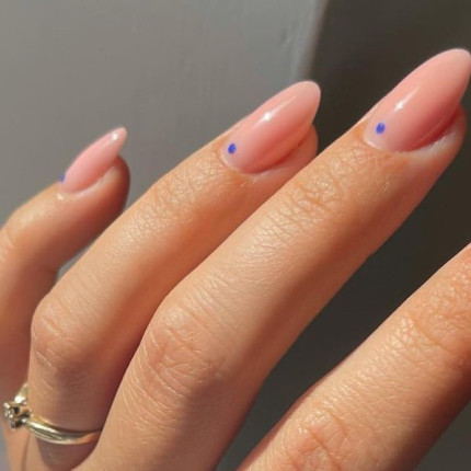 Biab Nails – manicure trwalszy niż hybryda, który noszą Kim Kardashian, Kendall Jenner i Dua Lipa. Wpisuje się w trend “clean mani”