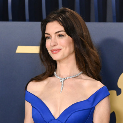 Anne Hathaway odtworzyła swoją kultową fryzurę sprzed ponad 20 lat, którą nosiła na planie filmu “Pamiętnik księżniczki”. Wygląda zjawiskowo