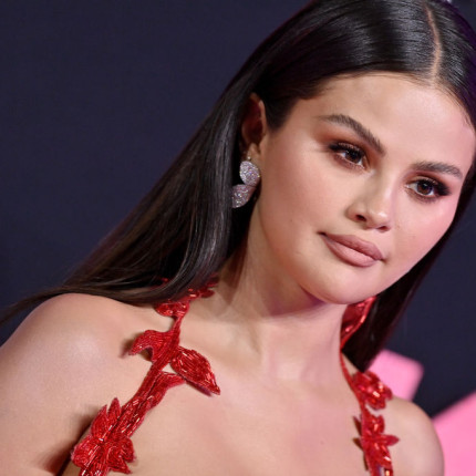 Selena Gomez reaktywuje odważny trend sprzed roku. Gwiazda łączy czerwony płaszcz z butami, które na pewno masz w swojej szafie (to dobry moment, żeby je wyciągnąć)