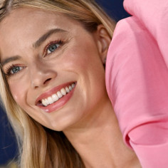 Margot Robbie zachwyca różowym, naturalnym manicure inspirowanym Barbie. Jelly Pink Nails to nowy hot trend na wiosnę, który zrobisz w domu