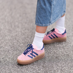 Różowe sneakersy adidas Gazelle to najmodniejsze buty na wiosnę 2024