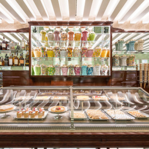 PRADA otworzyła swoją pierwszą cukiernię w Mediolanie