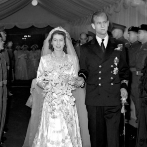 Słynne suknie ślubne gwiazd, Królowa Elżbieta II, 1947 rok