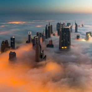 Dubajskie wieżowce osnute mgłą, fot. East News