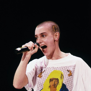 Sinead O'Connor na koncercie w 1989 roku.