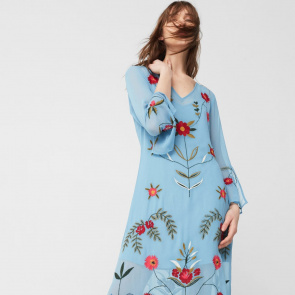 Długa sukienka błękitna w kwiaty Mango