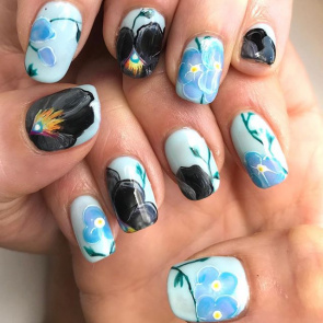 Błękitne paznokcie z kwiatami