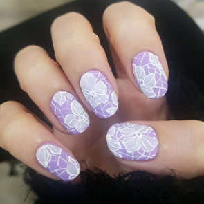 Fioletowe paznokcie w kwiaty