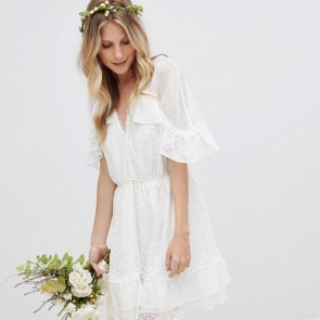 Krótka, wygodna biała sukienka (zamówisz ją przez internet)