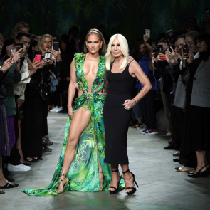 Jennifer Lopez w sukience Versace
