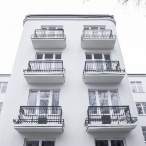Białe mieszkanie w warszawskiej kamienicy