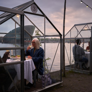 Restauracja z Amsterdamu znalazła sposób znalazła sprytny sposób na utrzymanie dystansu między gośćmi