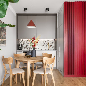 Mieszkanie z kolorami jak w filmach Almodovara, projekt: pracownia PURA design
