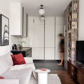 Niewielkie mieszkanie z czerwonymi akcentami, projekt: Katarzyna Schudy (Schudy Studio) we współpracy z Justyną Fabirkiewicz