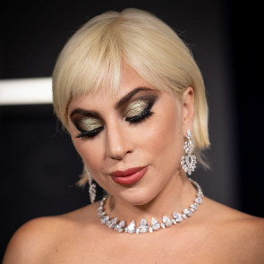 Lady Gaga ponownie zachwyciła na premierze "House of Gucci". Gwiazda postawiła na metamorfozę fryzury! Jak wygląda w krótkich włosach?