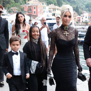 Kim Kardashian na ślubie Kourtney Kardashian i Travisa Barkera w Portofino
