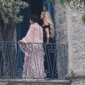 Kris Jenner i Khloe Kardashian na ślubie Kourtney Kardashian i Travisa Barkera w Portofino
