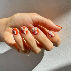 Pomarańczowe paznokcie