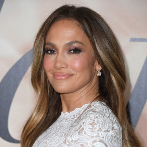 Jennifer Lopez – zachwyca stylem od początku kariery. Najlepsze stylizacje