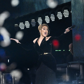 Adele w sukni Schiaparelli podczas koncertu w Londynie