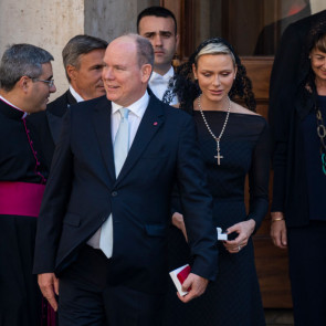 Księżna Charlene w czarnej sukni na audiencji u papieża Franciszka