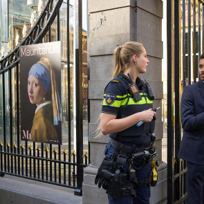 Aktywiści klimatyczni zaatakowali "Dziewczynę z perłą" Vermeera