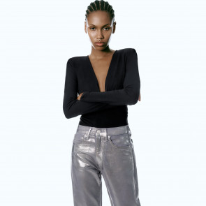 Nowości Zara: te srebrne spodnie w stylu disco są najnowszym hitem internetu. Model za ponad 100 zł robi furorę na TikToku