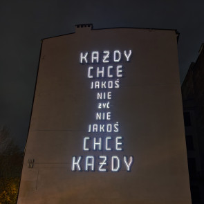 Neon  "Każdy chce jakoś nie żyć" w Łodzi