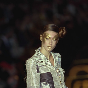 Słynna "gazetowa sukienka" vintage, którą nosiła Carrie Bradshaw, sprzedana za krocie. To projekt Dior z lat 2000.