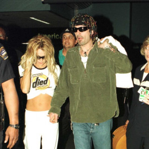 Pamela Anderson, Tommy Lee – historia miłosna seksownej blondynki i buntowniczego rockmana. Dlaczego Pameli nie podobał się serial „Pam &Tommy”?